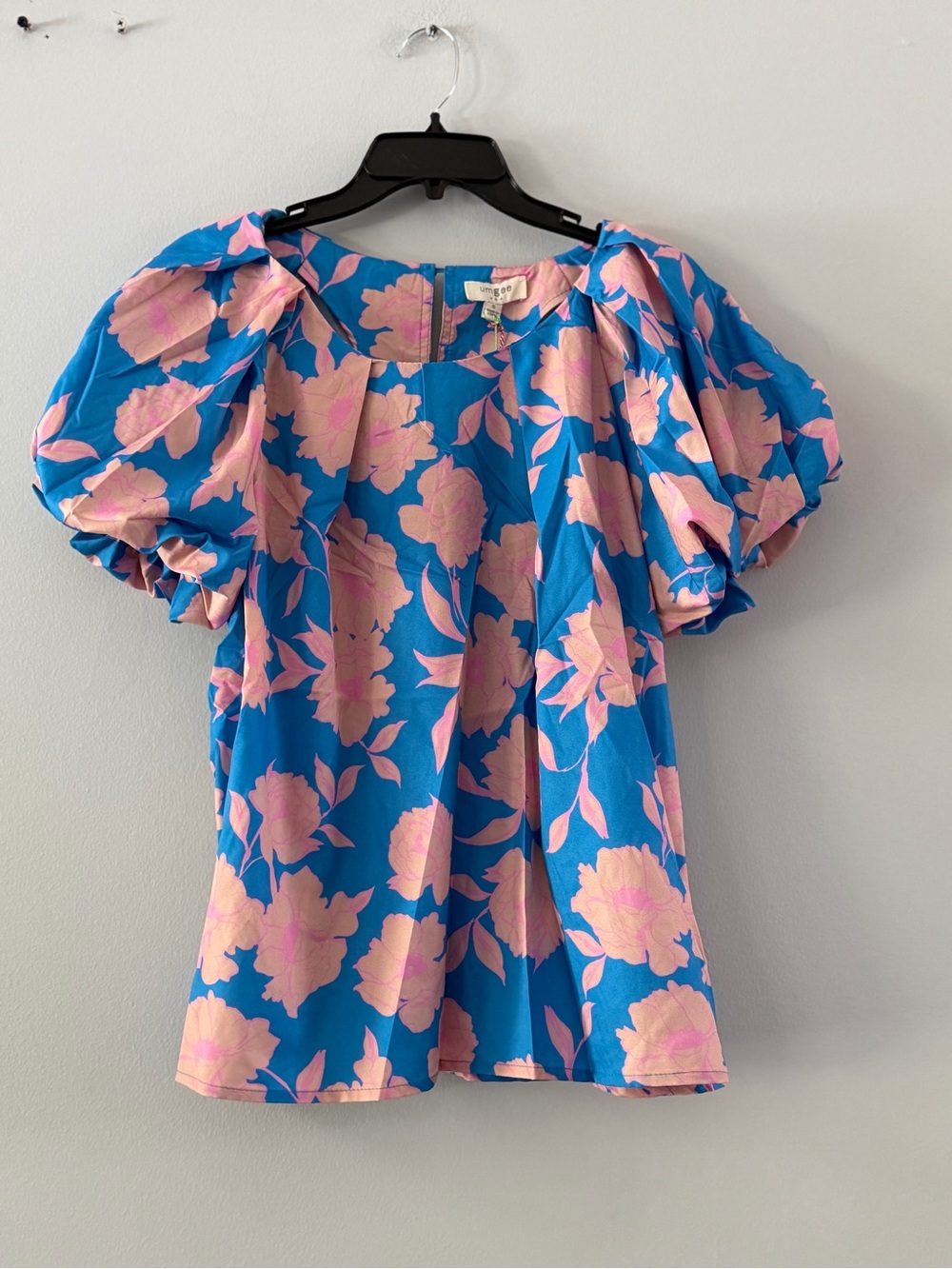 UMGEE  Women’sPink and Blue Floral Puff-Sleeve Top -  great baby reveal top